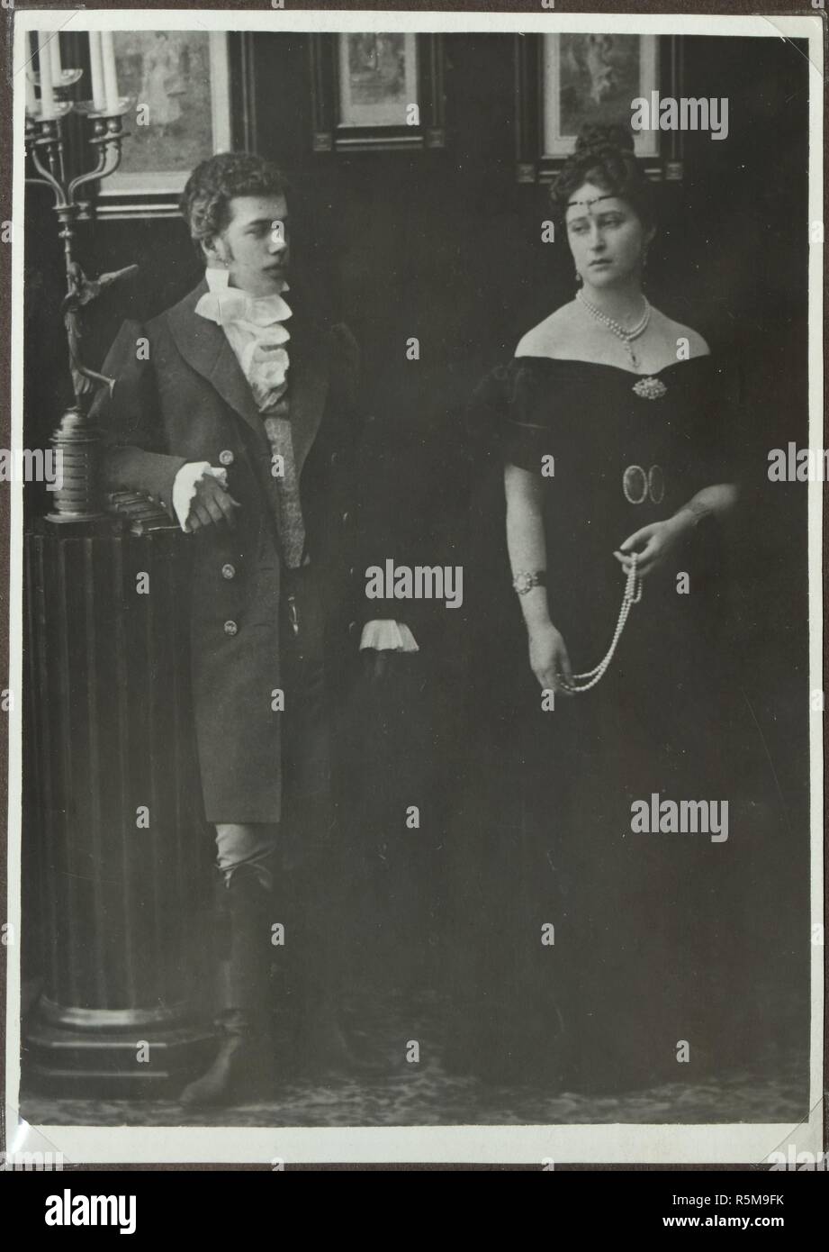 Kaiser Nikolaus II. (1868-1918) und die Großherzogin Elisabeth Fyodorovna (1864-1918) in der Amateur Performance "Eugen Onegin". Museum: Zustand S. Tschaikowsky Memorial Museum, Klin. Autor: anonym. Stockfoto