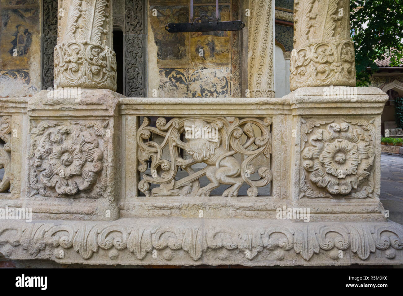 Dekorative Skulpturen an den Wänden der Östlichen Orthodoxen Stavropoleos Kirche in der Altstadt von Bukarest, Rumänien Stockfoto