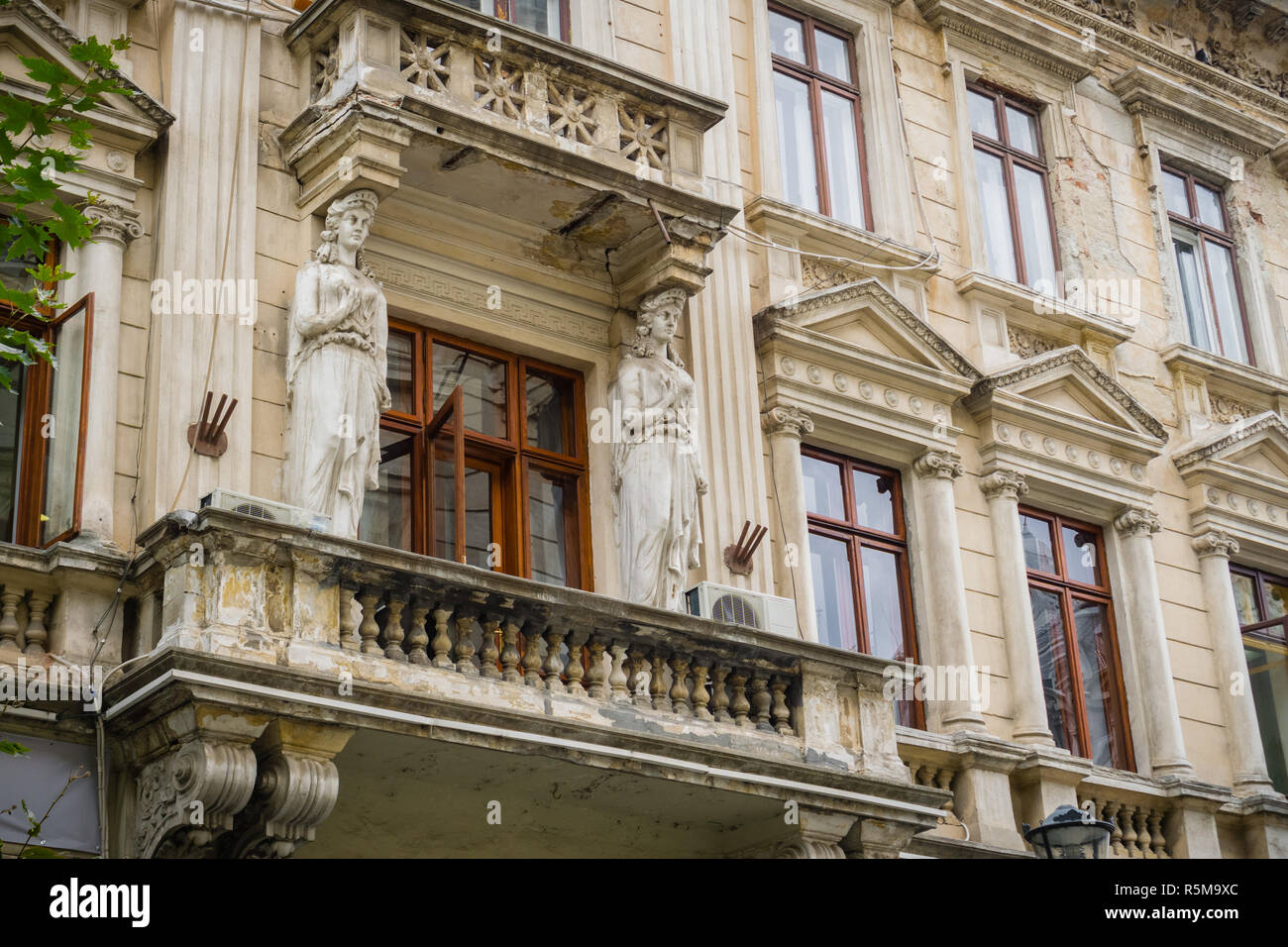 Beschädigte Fassade des alten Gebäudes mit Ornamentalen Elementen in der Altstadt, in der Innenstadt von Bukarest, Rumänien Stockfoto