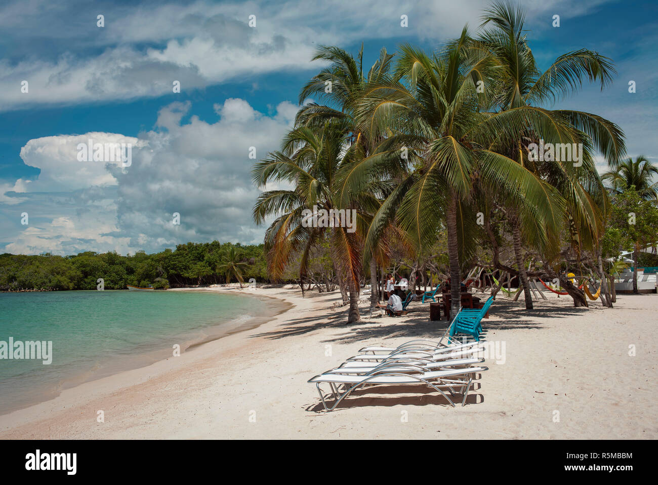 Weißer Sand, Palmen und türkisblaues Wasser. Die privaten Playa Azul ist ein tropisches Paradies Strand, Teil der Isla Barú. Cartagena de Indias, Kolumbien. Okt 2018 Stockfoto