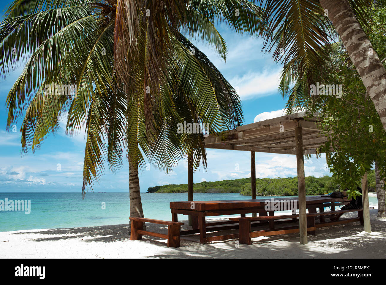Pavillon, Palmen und reinem Wasser. Die privaten Playa Azul ist ein tropisches Paradies Strand, Teil der Isla Barú. Cartagena de Indias, Kolumbien. Okt 2018 Stockfoto