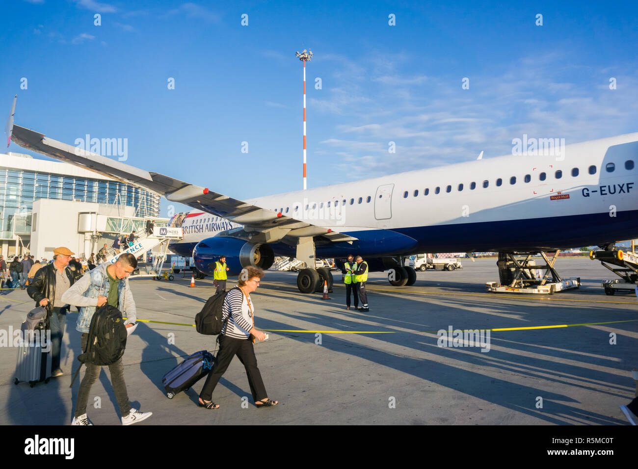 Bucharest romania international airport terminal Fotos und