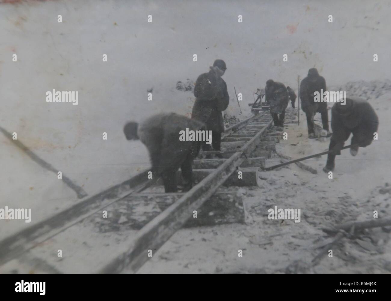 Die Eisenbahn zur Festlegung der Siedler in der Republik Komi. Museum: Gulag Museum, Moskau. Autor: anonym. Stockfoto