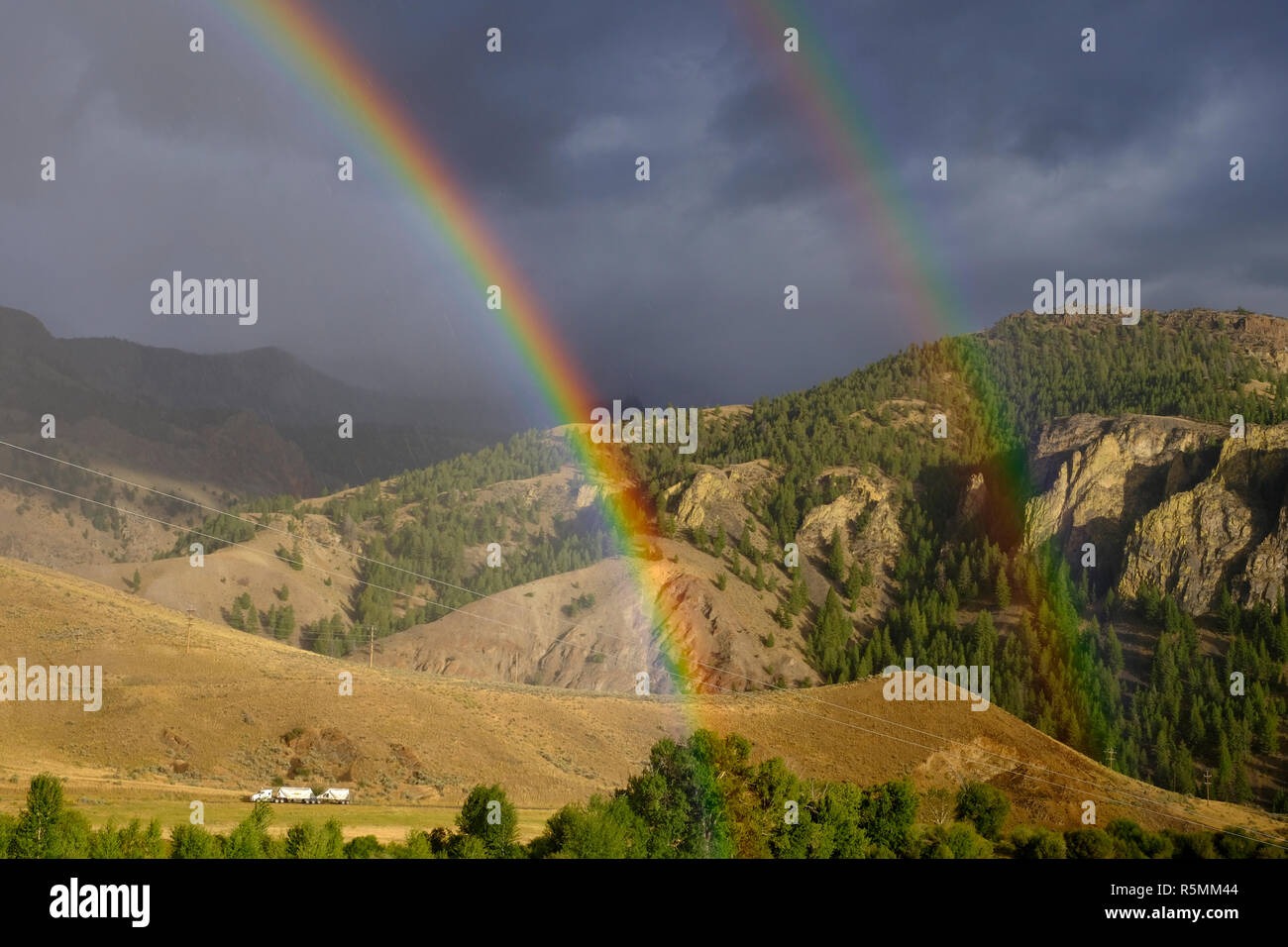 Regenbogen und doppelten Regenbogen über den Bergen im Zentrum von Idaho Stockfoto