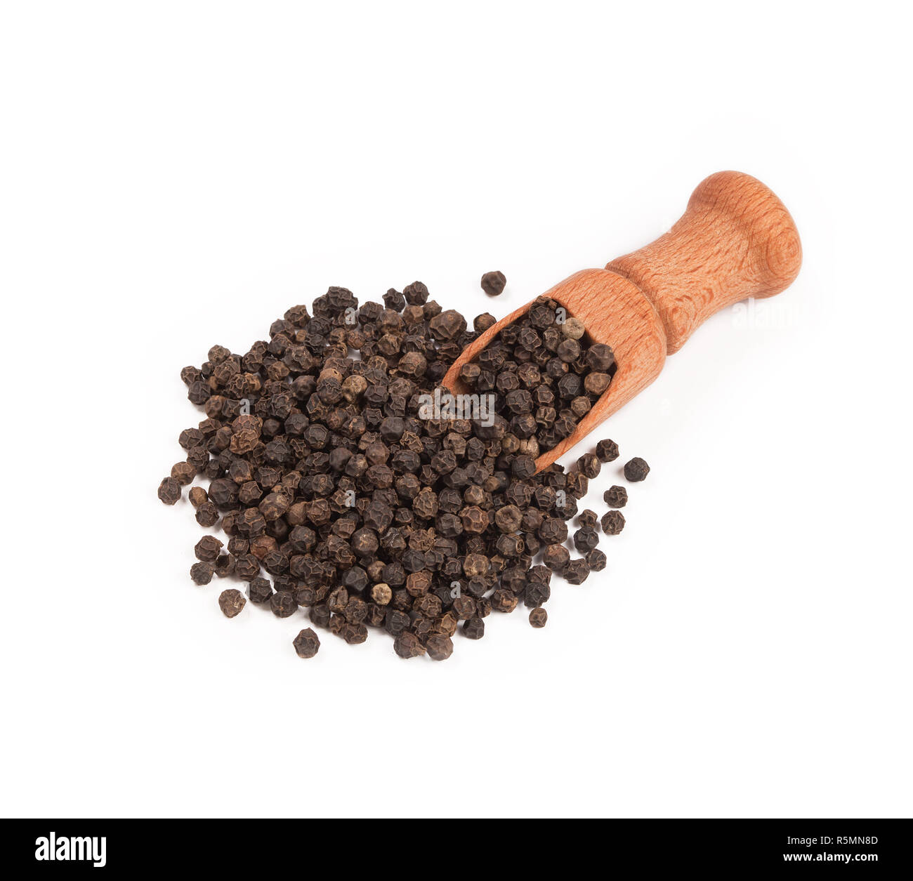 Hölzerne Schaufel mit schwarzem Pfeffer verstreut daraus Stockfoto