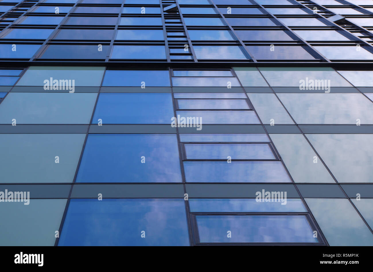 Spiegel windows Gebäude der Blaue Turm Wolkenkratzer Fassade Geschäft Hintergrund Stockfoto