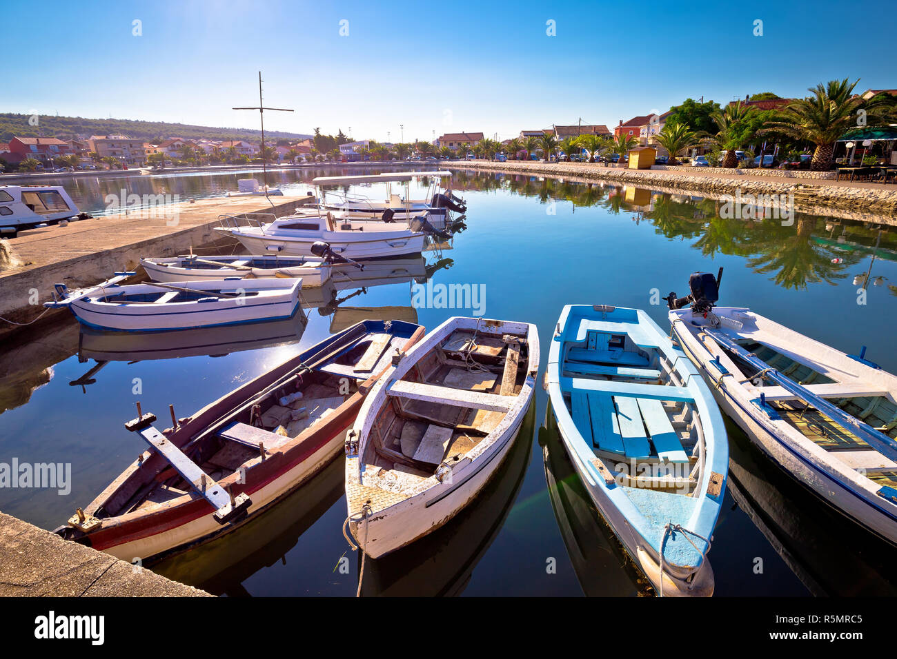 Bibinje Dorf in Dalmatien direkt am Wasser und Blick auf den Hafen Stockfoto