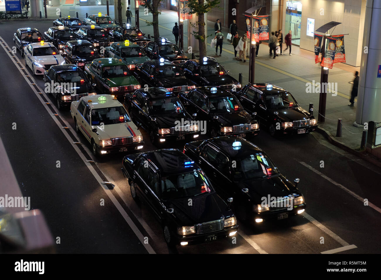 Taxi Abholung am Bahnhof in der Nacht Hachioji Stockfoto