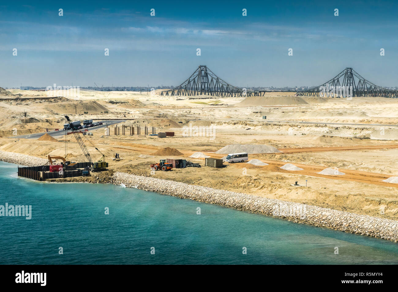 Blick von der neu eröffneten Verlängerung Kanal des Suez Kanals, um die El Ferdan-Brücke und die restlichen Bauarbeiten auf dem Kanal Stockfoto