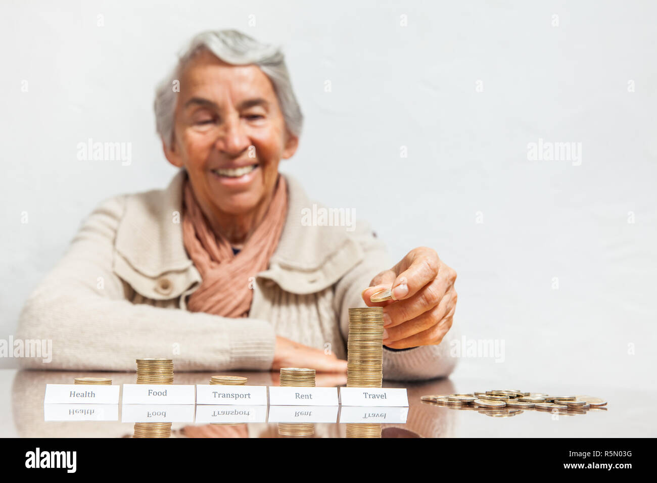 Ältere Frau Budget mit großen Einsparungen für Reisen Stockfoto