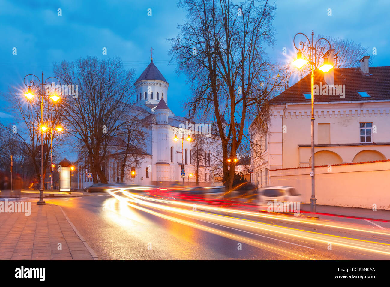 Malerische Straße bei Nacht, Vilnius, Litauen Stockfoto