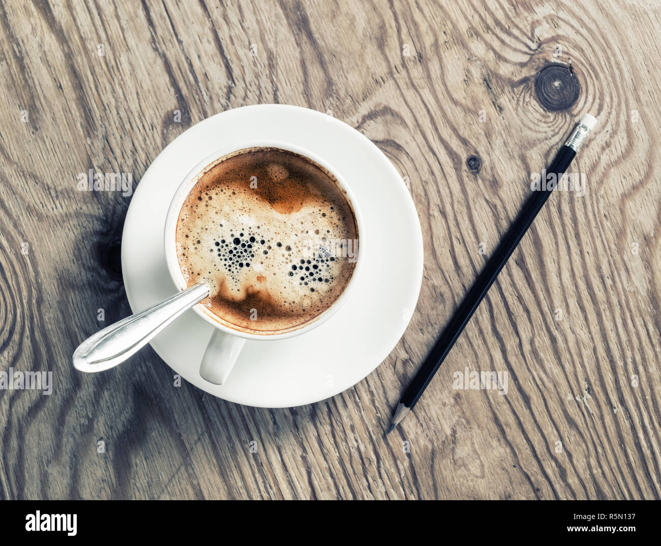 Kaffeetasse und Bleistift Stockfoto