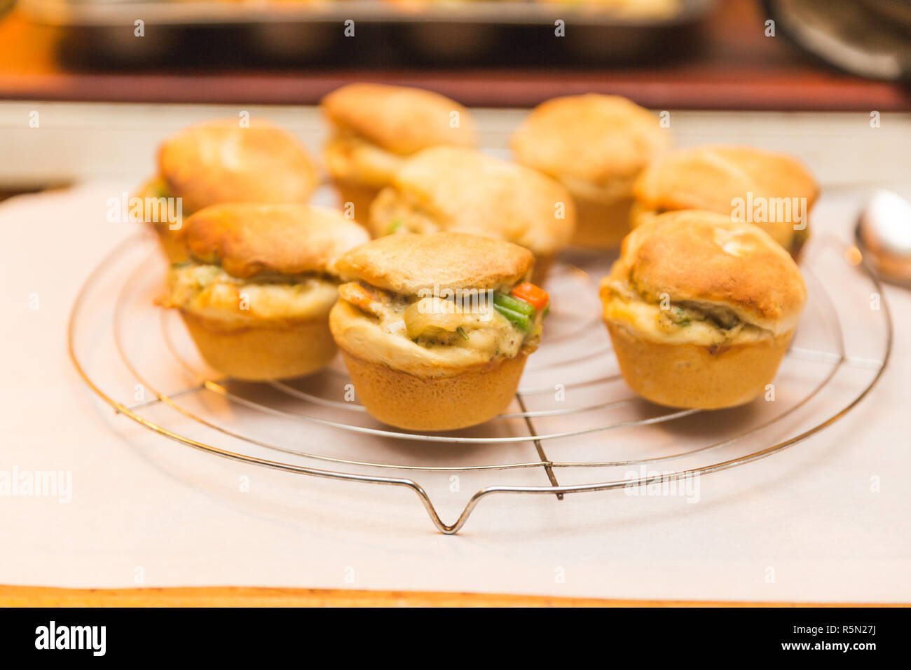 Gebackenes Brot Brötchen oder Brot, Muffins mit Huhn und Gemüse. Stockfoto