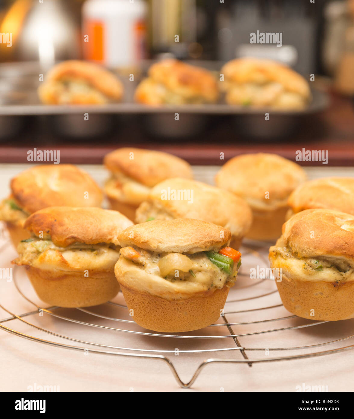 Gebackenes Brot Brötchen oder Brot, Muffins mit Huhn und Gemüse. Stockfoto