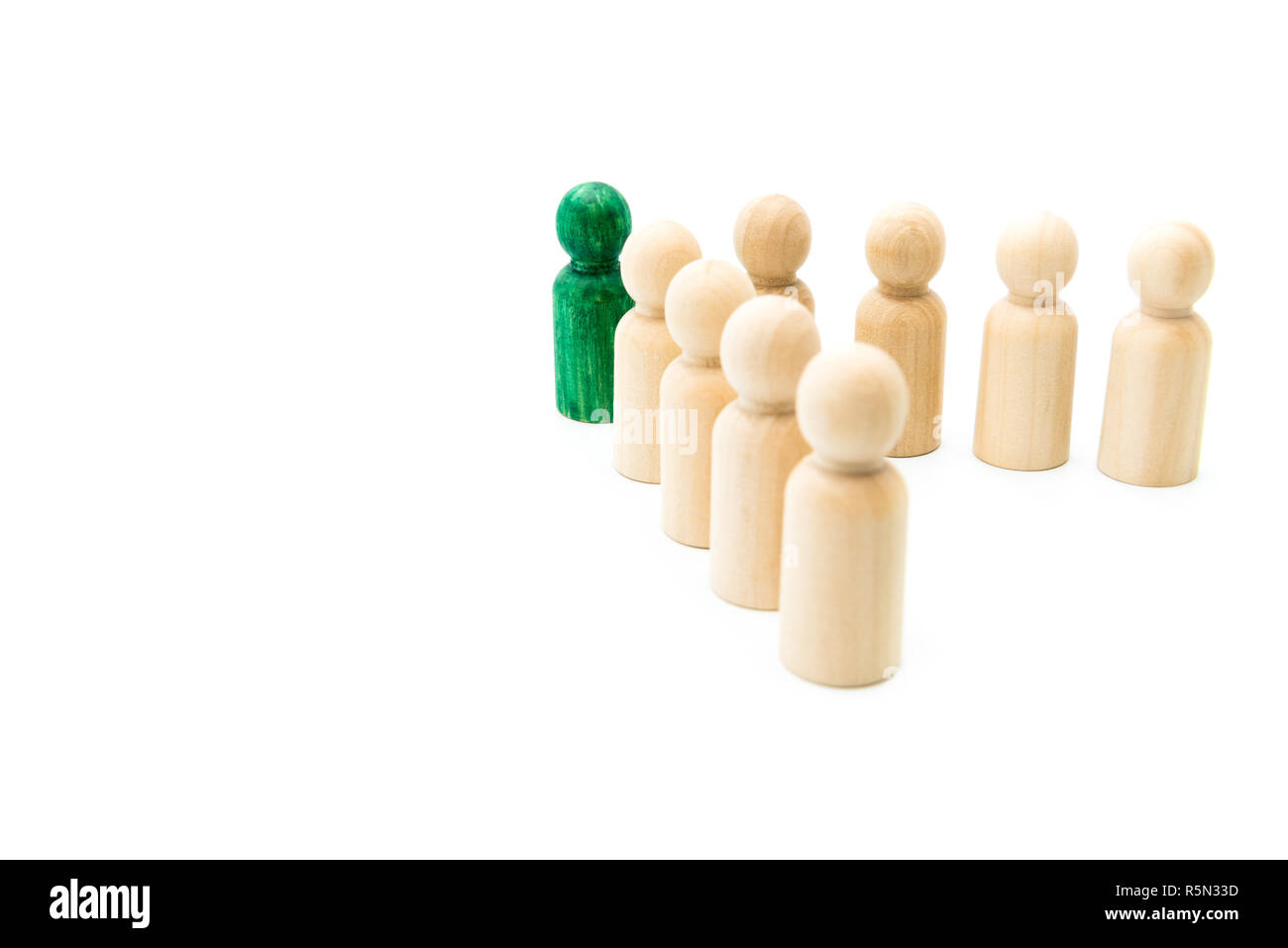 Grün Abbildung führende Gruppe von Holzfiguren in Speerspitze die Bildung, auf weißem Hintergrund. Führung Konzept Stockfoto