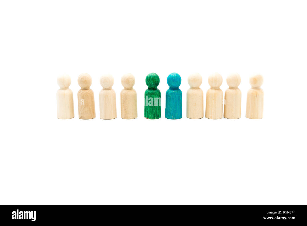 Holzfiguren in Business Team, mit blauen und grünen Zahlen stehen heraus von der Masse, auf weißem Hintergrund. Konzeptionelle Bild von Le Stockfoto