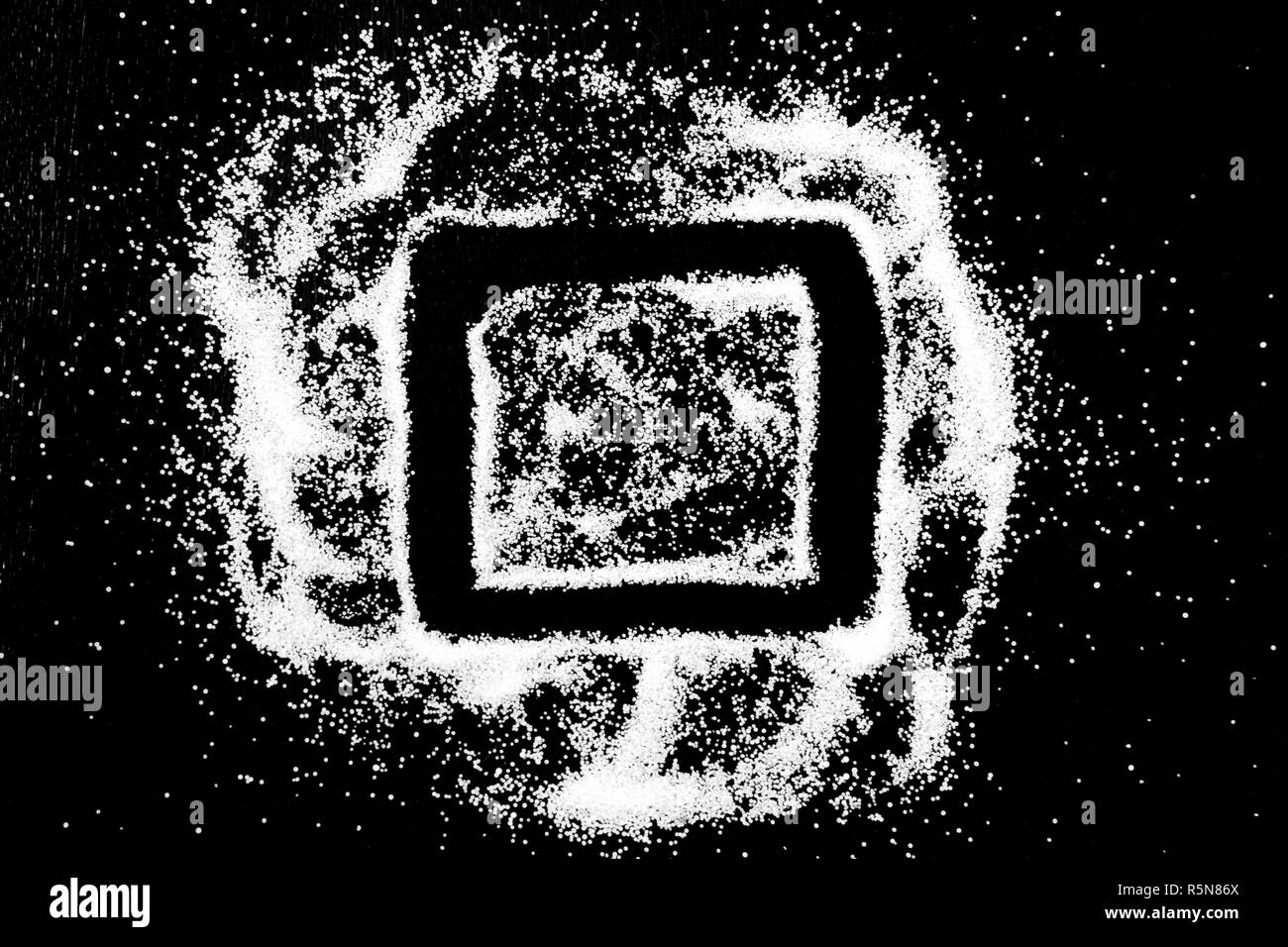 Leeres Quadrat überprüfung Kasten symbol Zeichnung mit dem Finger auf weißem Schnee Salz Pulver Ort Wolke in der Mitte auf schwarzen Hintergrund. Tick konzept mit Platz für Text. Kopieren Sie Platz. Stockfoto