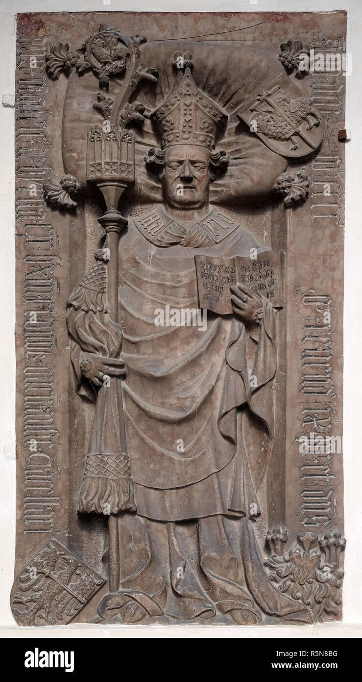 Eine Gedenktafel auf dem Portal der Kathedrale Santa Maria Assunta i San Cassiano in Brixen, Italien Stockfoto