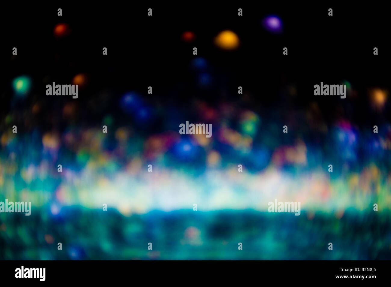 Wirbelnde multi Farben aus Fokus bokeh hellen Hintergrund für Festival und Partei Thema Grafik Design. Stockfoto