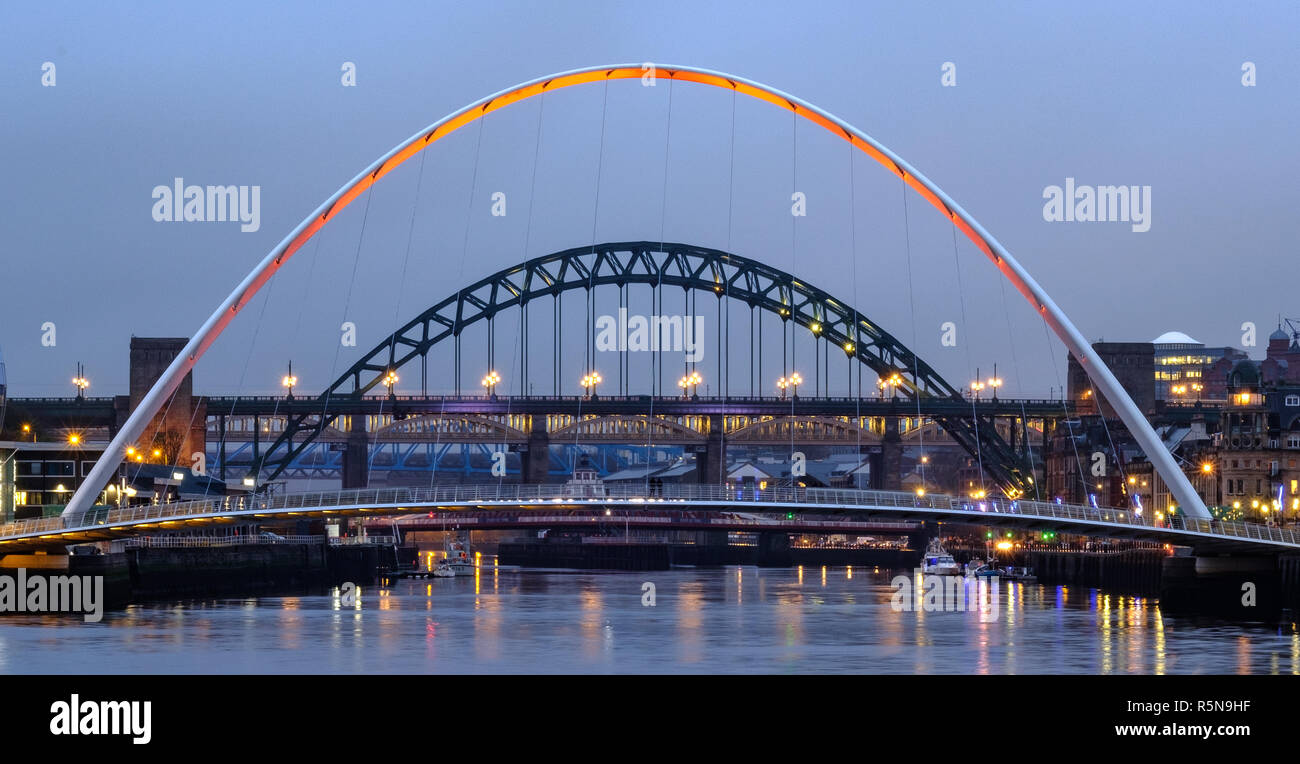 Der Gateshead Millennium Bridge und die Tyne Bridge, Newcastle Upon Tyne Stockfoto