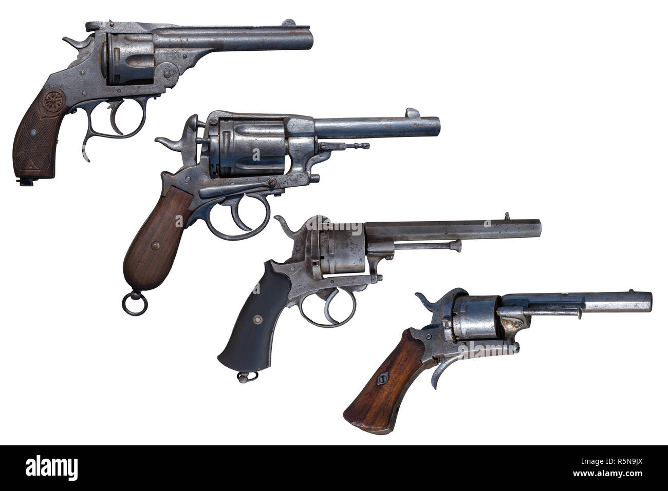 Alte Waffe. Vier alte Revolver isoliert. Stockfoto