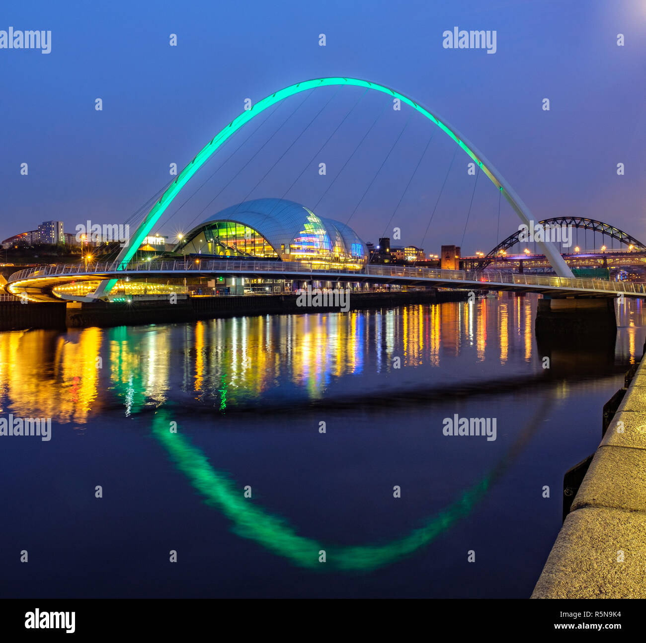 Der Gateshead Millennium Bridge und dem Weisen in der Nacht, Tyneside Stockfoto