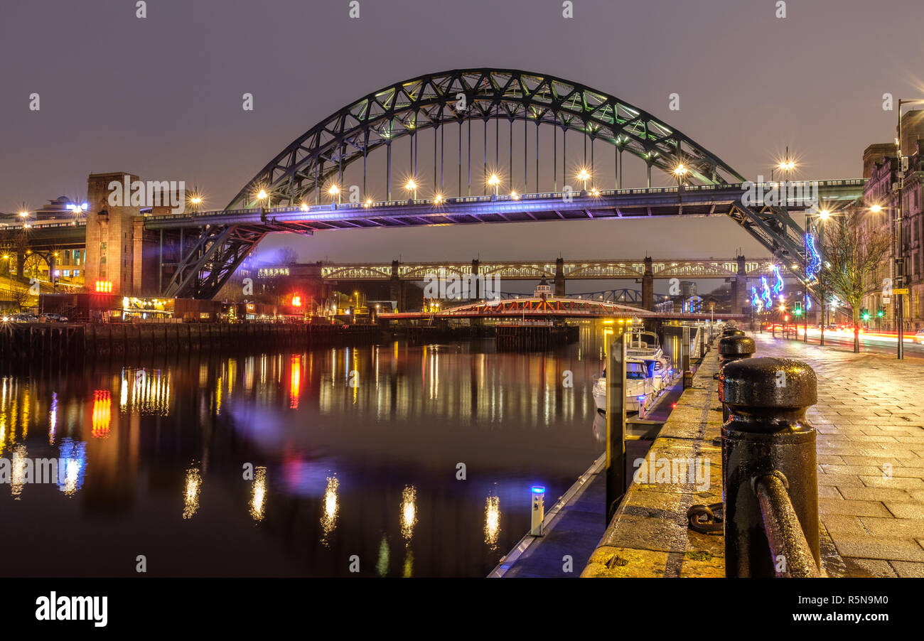 Die Tyne Bridge bei Nacht in Newcastle Upon Tyne, Tyneside Stockfoto
