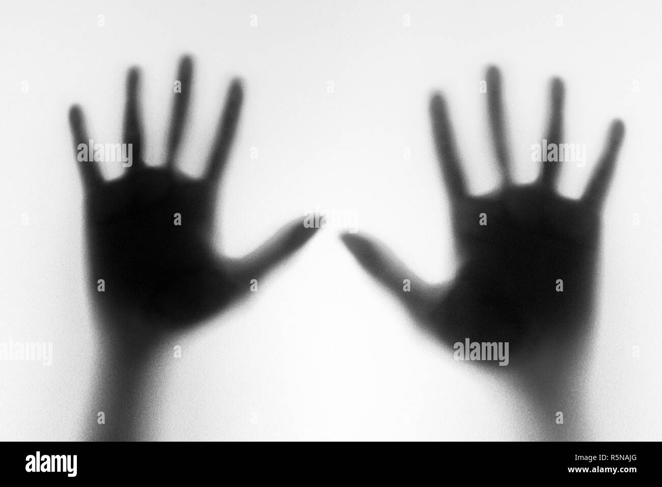 Schatten der Hände der Milchglas, gefährlich, Angst, Hilfe, Horror und beängstigend. Stockfoto