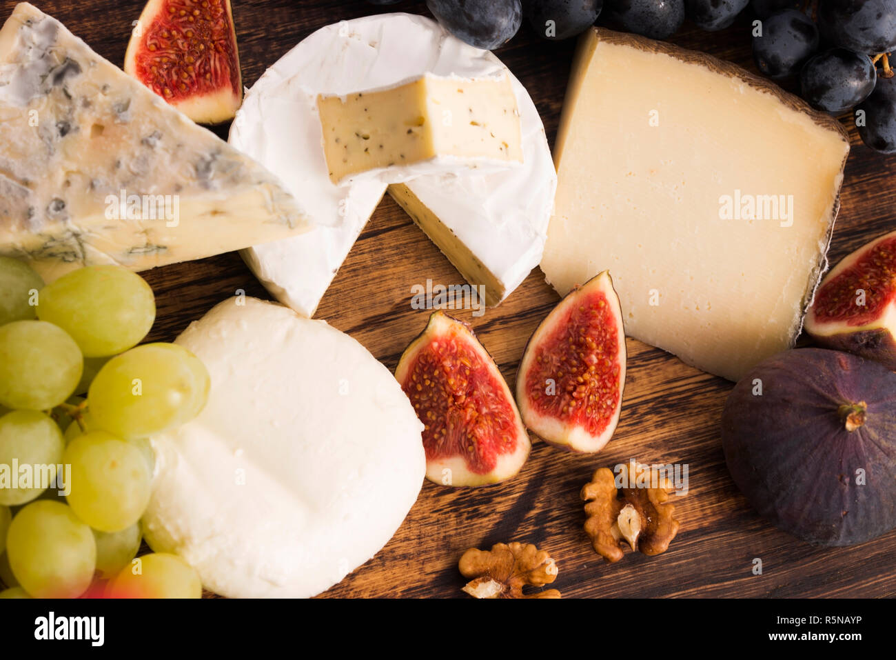 Sortiment an Käse mit Früchten und Trauben Stockfoto