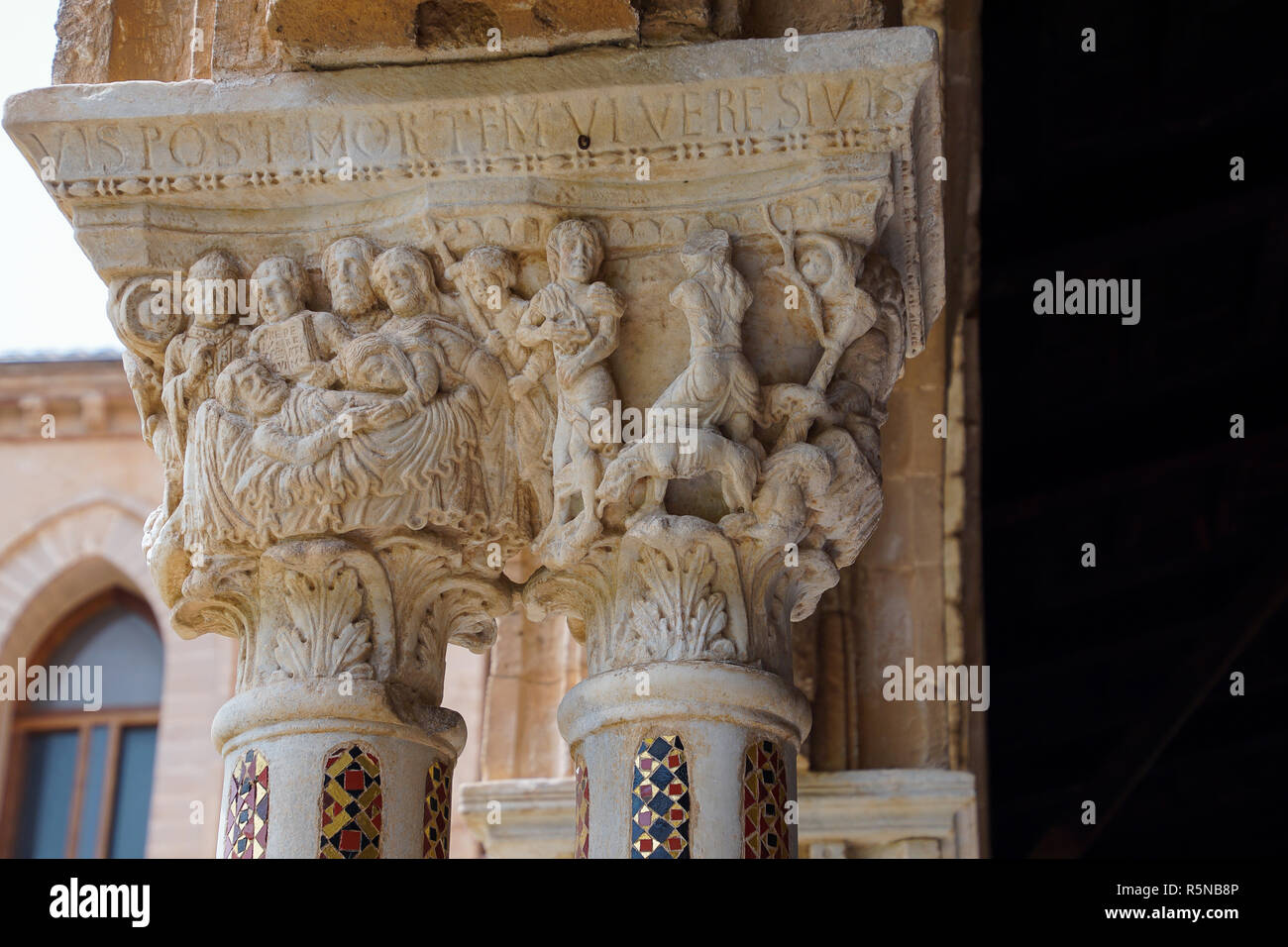 Kreuzgang des Benediktinerklosters in der Kathedrale von Monreale in Sizilien. Gesamtansicht und Details von Säulen und Kapitelle Stockfoto