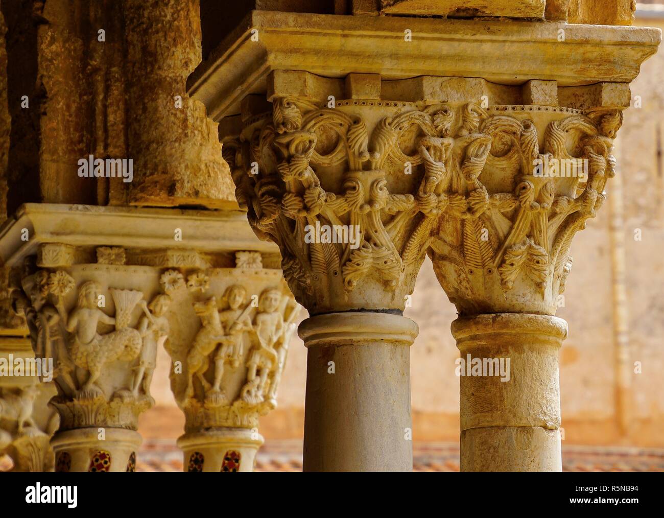 Kreuzgang des Benediktinerklosters in der Kathedrale von Monreale in Sizilien. Gesamtansicht und Details von Säulen und Kapitelle Stockfoto