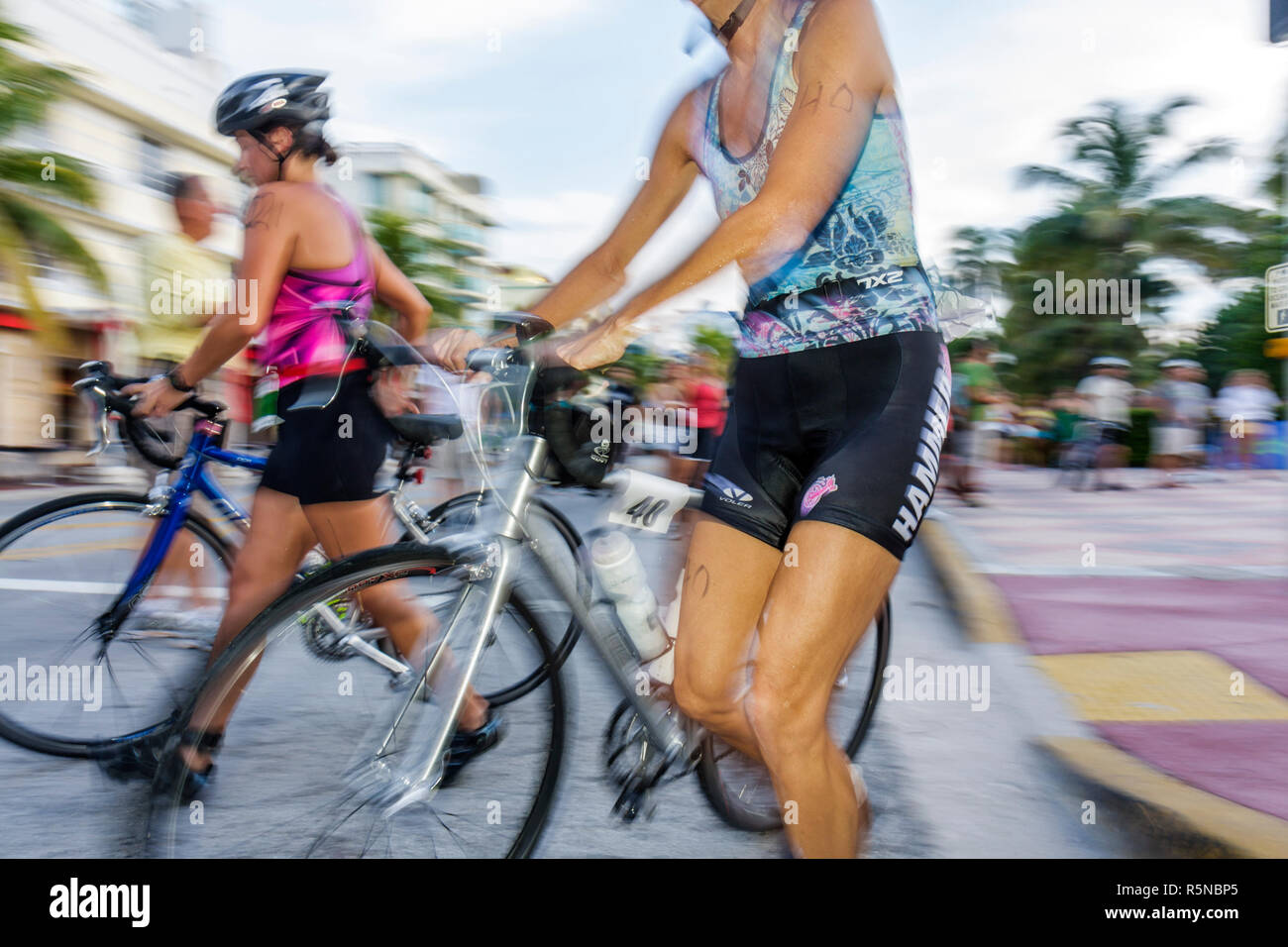 Miami Beach Florida, Ocean Drive, Publix Family Fitness Weekend, Triathlon,  Radfahren, Radfahrer, Fahrrad, Radfahren, Reiten, Radfahren, Fahrer,  Fahrräder, Konkurrenten, Co Stockfotografie - Alamy