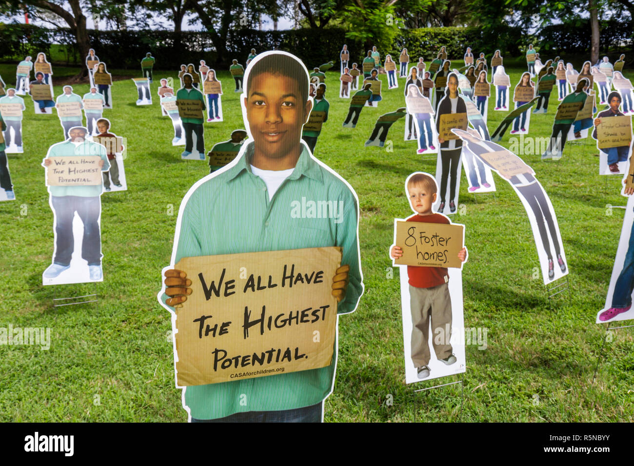 Miami Florida, Bayfront Park, National CASA Forgotten Children Campaign, Pflegebetreuung, öffentliche Sensibilisierung, Foto, lebensgroßer Ausschnitt, Junge Jungen männliche Kinder c Stockfoto