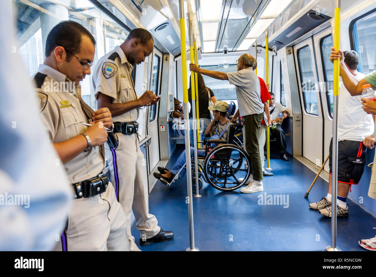 Miami Florida, Metromover, Massenverkehr, automatisierter Personenbeförderung, Passagierfahrer, schwarzafrikanische Afrikaner, hispanischer Mann, Männer, Frau fema Stockfoto