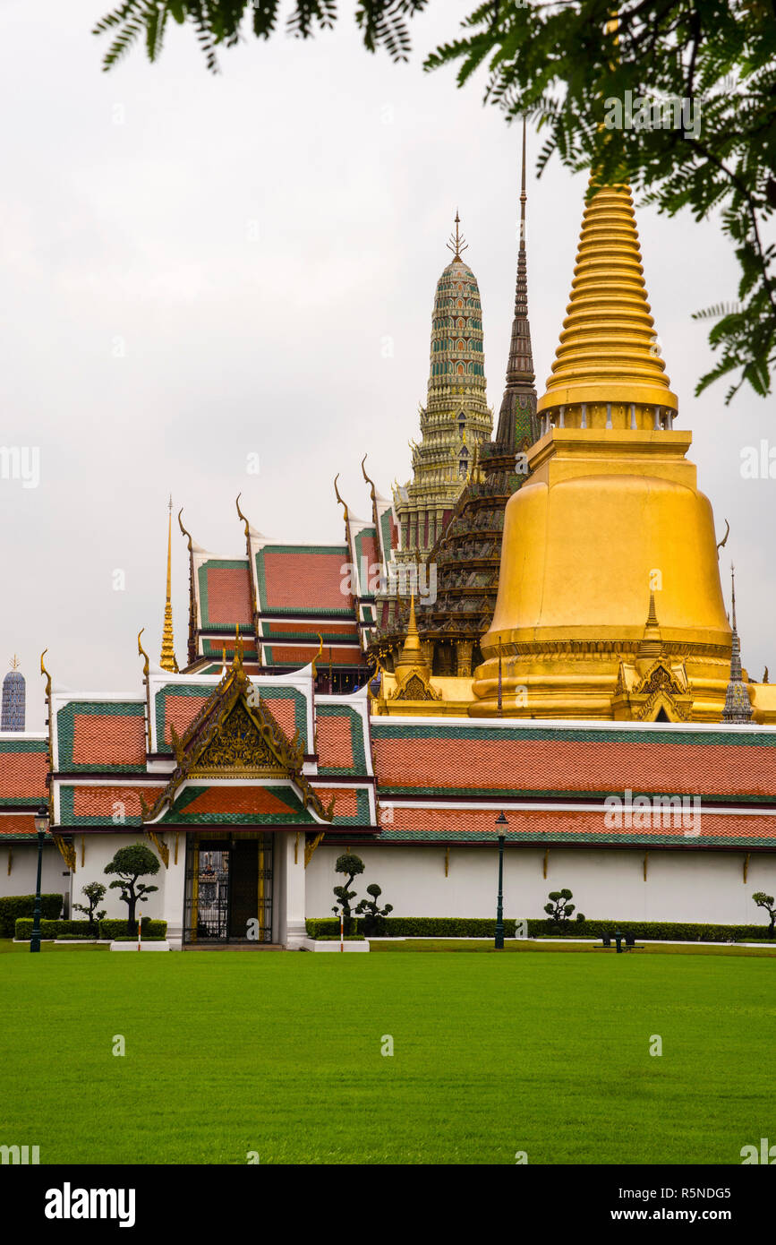 Der Tempel des Smaragd Buddha und goldene Stupa Phra Siratana Chedi im Ceylonesischen Stil im Großen Palast von Bangkok, Thailand. Stockfoto