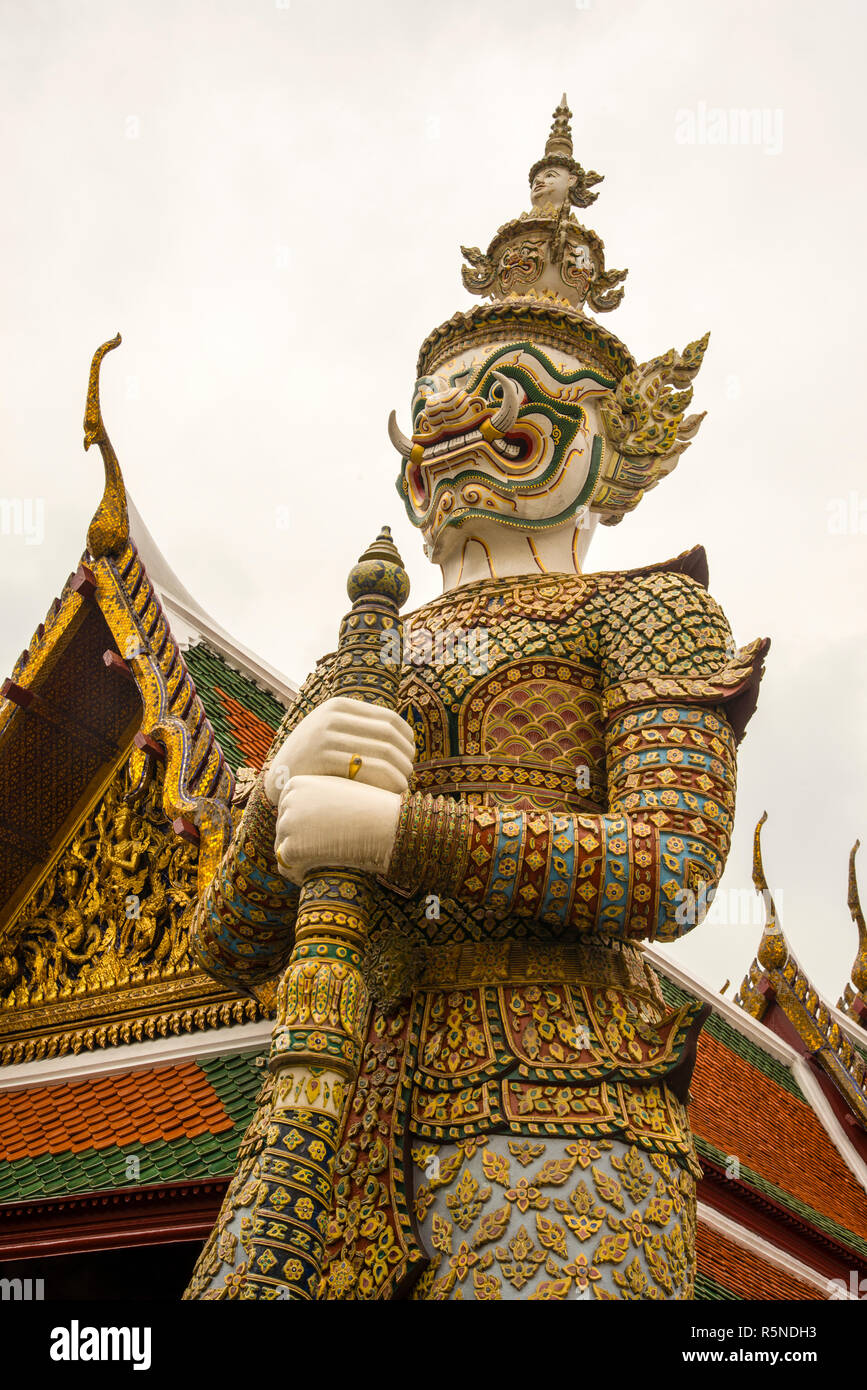 Yaksha Wache warnt böse Geister im Großen Palast von Bangkok, Thailand. Stockfoto