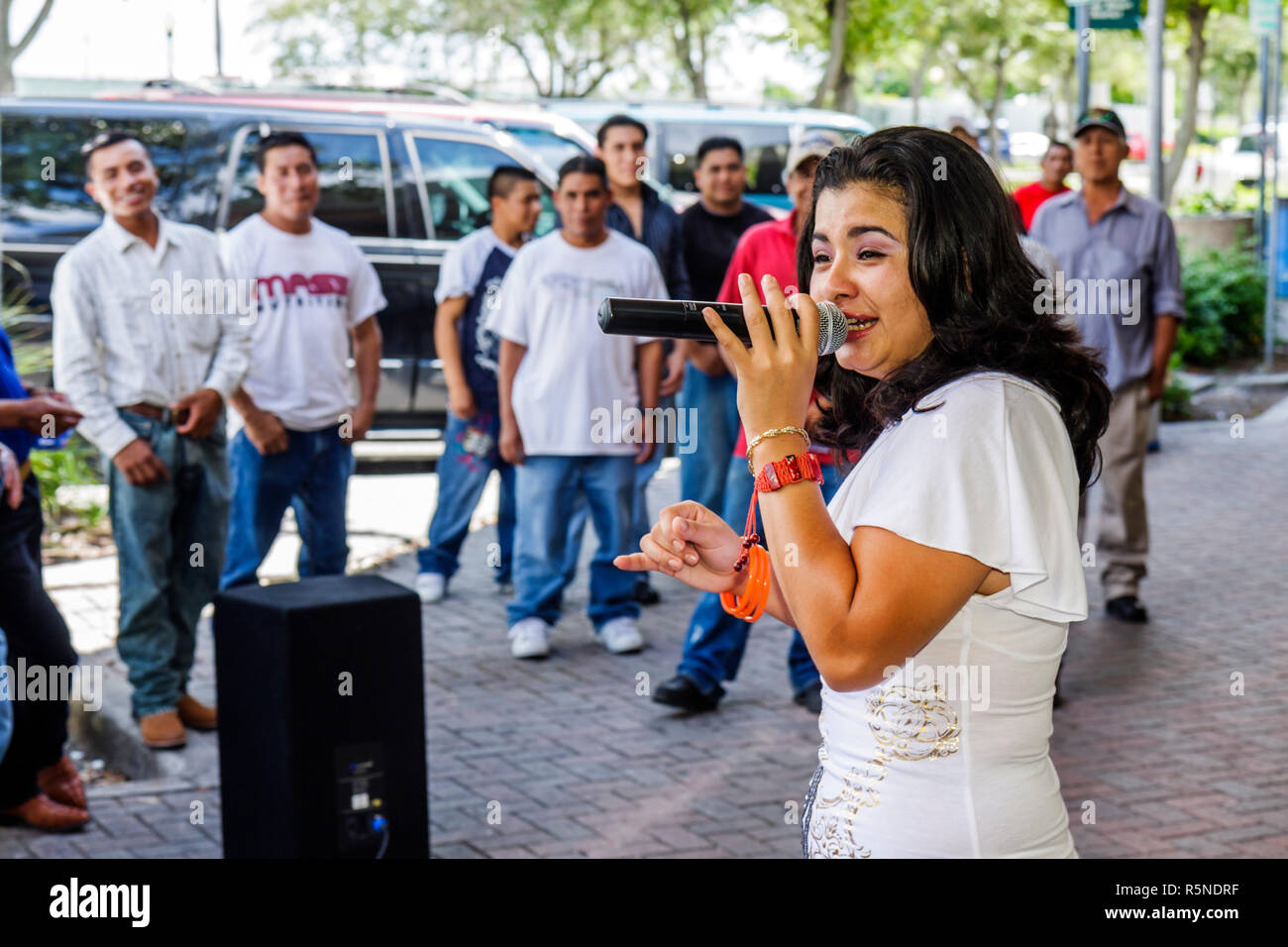 Miami Florida, Homestead, hispanische lateinamerikanische lateinamerikanische ethnische Einwanderer Minderheit, Erwachsene Erwachsene Frauen Frauen weibliche Dame, Sängerin, Gesang, Performerin, Perfo Stockfoto