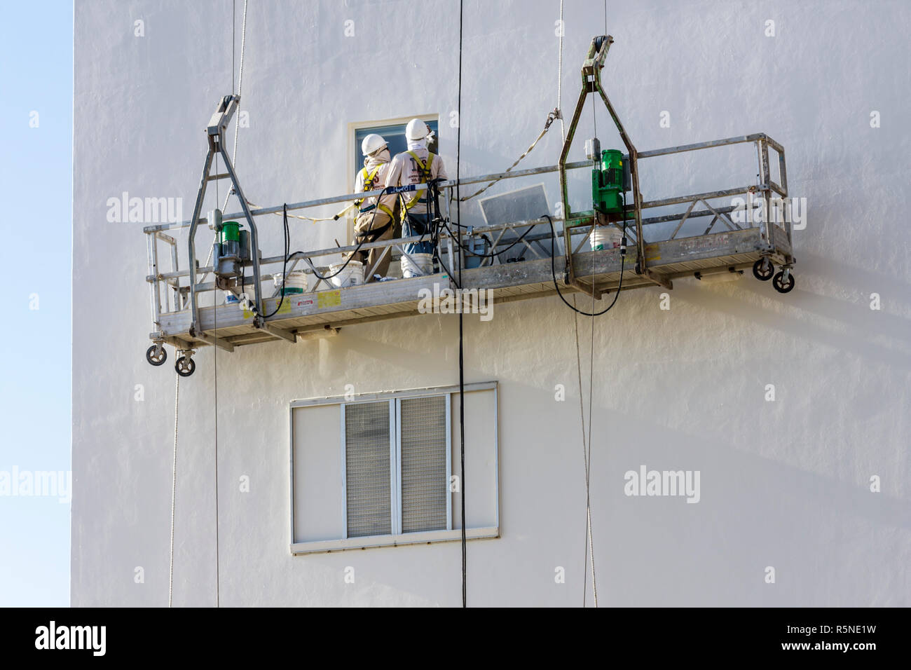 Miami Beach Florida, Ocean Drive, Ocean Point Wohnanlagen, unter einer neuen Baustelle, Baumeister, Reparatur, Malerei, Gerüst, hängende Plattform, Mann Stockfoto