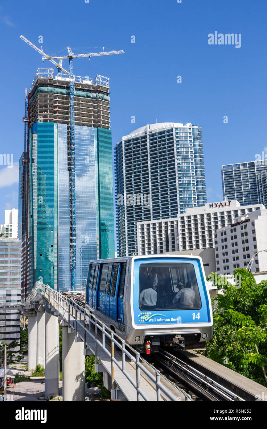 Miami Florida, Metromover, Brickell Loop, automatisiertes Personenbewegungssystem, Zug, Strecke, Skyline der Innenstadt, Bürogebäude, unter dem neuen Baustellengebäude Stockfoto