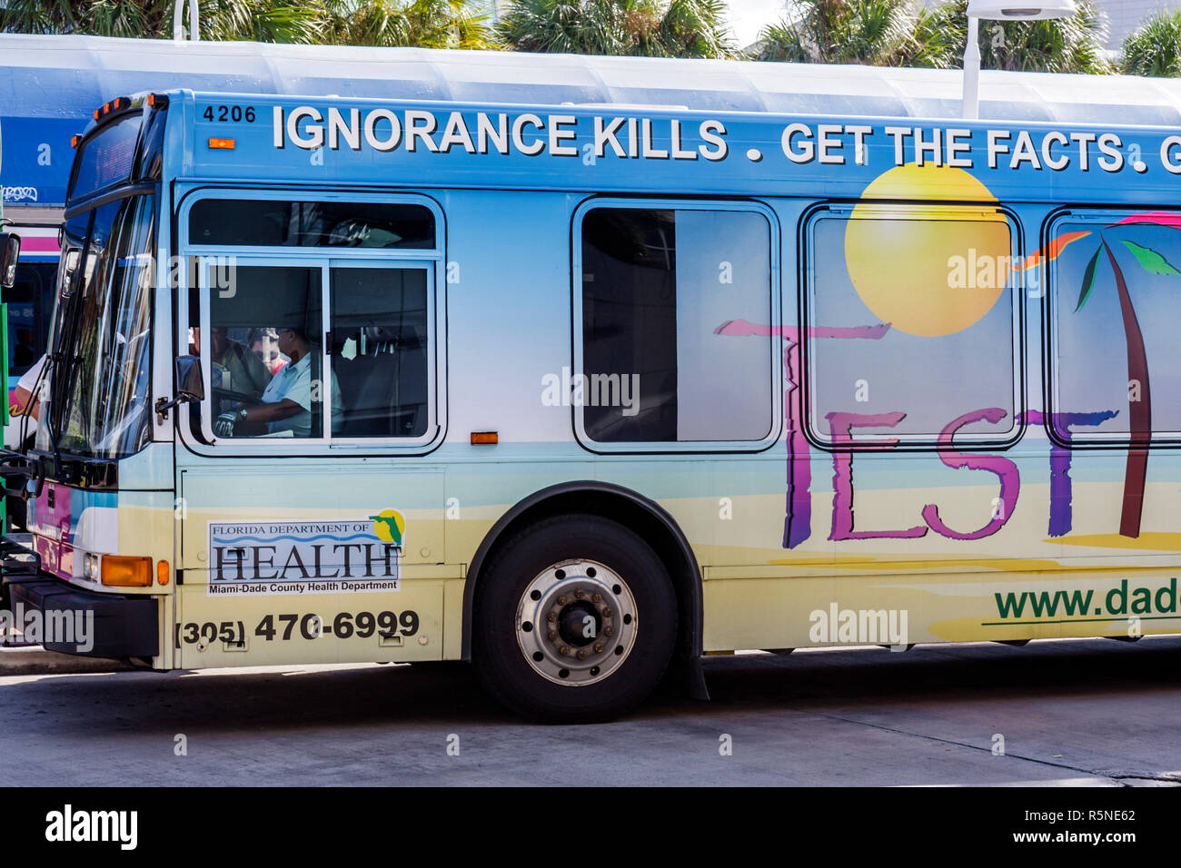 Miami Florida, Omni Station, Metrobus, Bus, Bus, öffentlicher Nahverkehr, Nahverkehr, grafische Werbung Werbung, Fahrzeugverpackung, öffentlicher Dienst, heilen Stockfoto