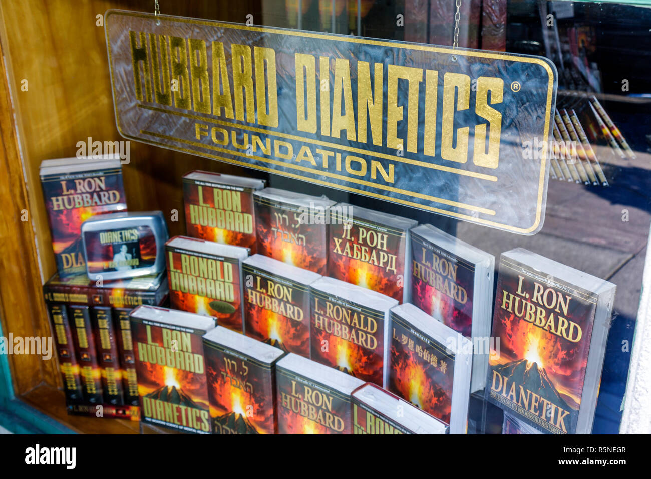 Miami Florida, Coral Gables, Scientology Center, Fenster, Buch, Bücher, L. Ron Hubbard, Dianetik, Religion, Glaubensbekenntnisse, Kult, kontrovers, FL090930059 Stockfoto