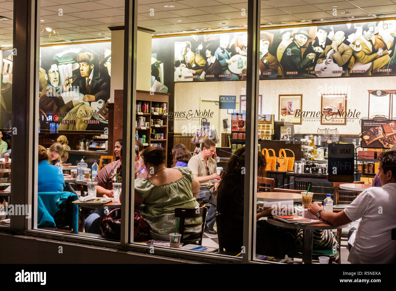 Miami Florida, Coral Gables, Miracle Mile, Barnes & Noble, Unternehmen, Buchhandlung, Buchhändler, Supermarkt, Fenster, Café, Kunde, Mann Männer männlich, Frau weibliche Frauen, ta Stockfoto