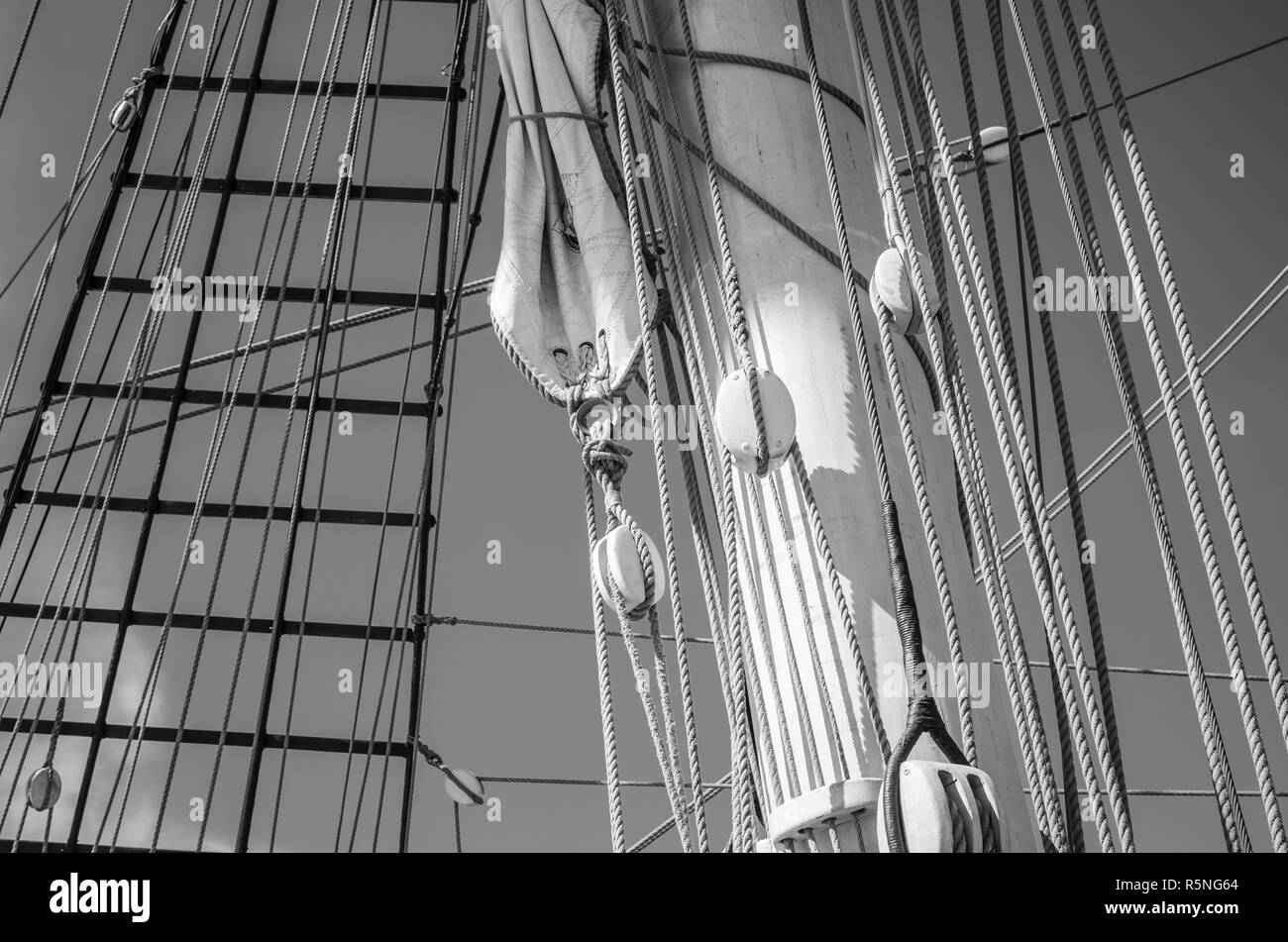 Stehend auf einem alten Schiff rigging Stockfoto