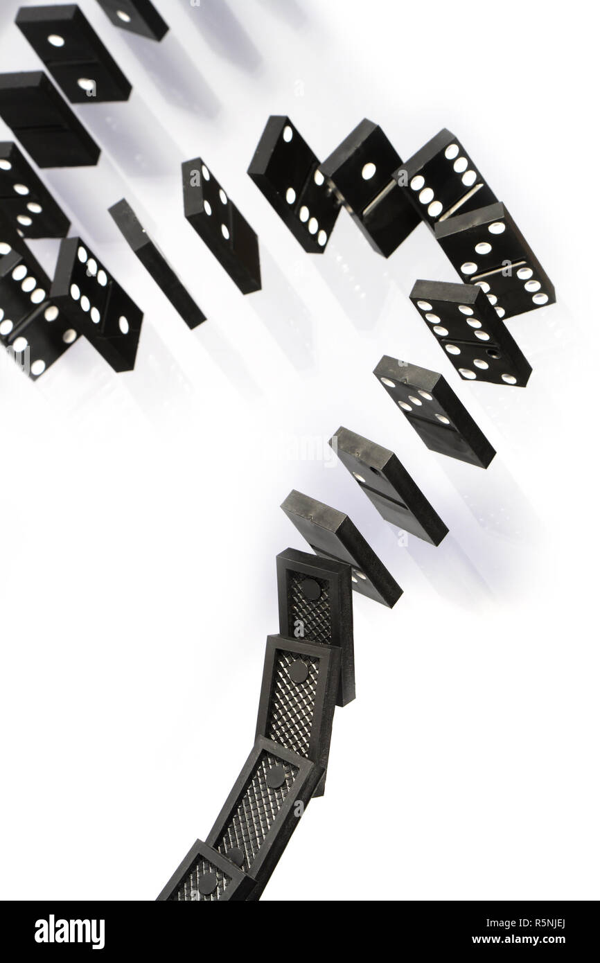 Ein Stapel von schwarzen Dominosteine fallen auf weißem Hintergrund Stockfoto