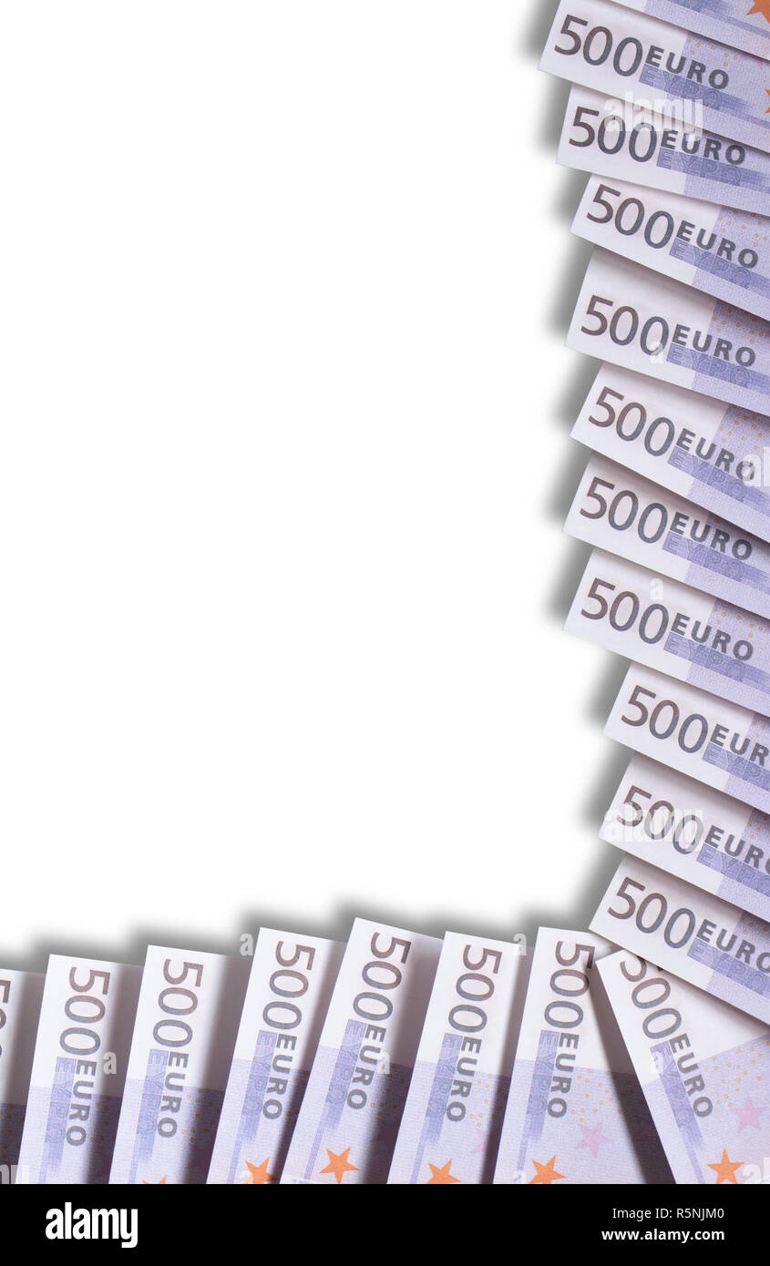 Grenze aus fünf hundert Euro-banknoten. Mit Freistellungspfad isoliert Stockfoto