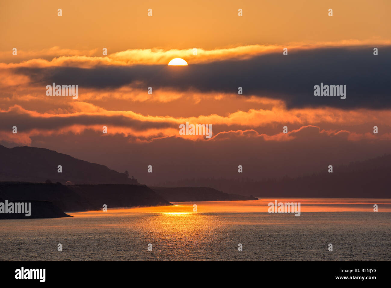Sonnenaufgang über Franklin Roosevelt Lake, Washington. Stockfoto