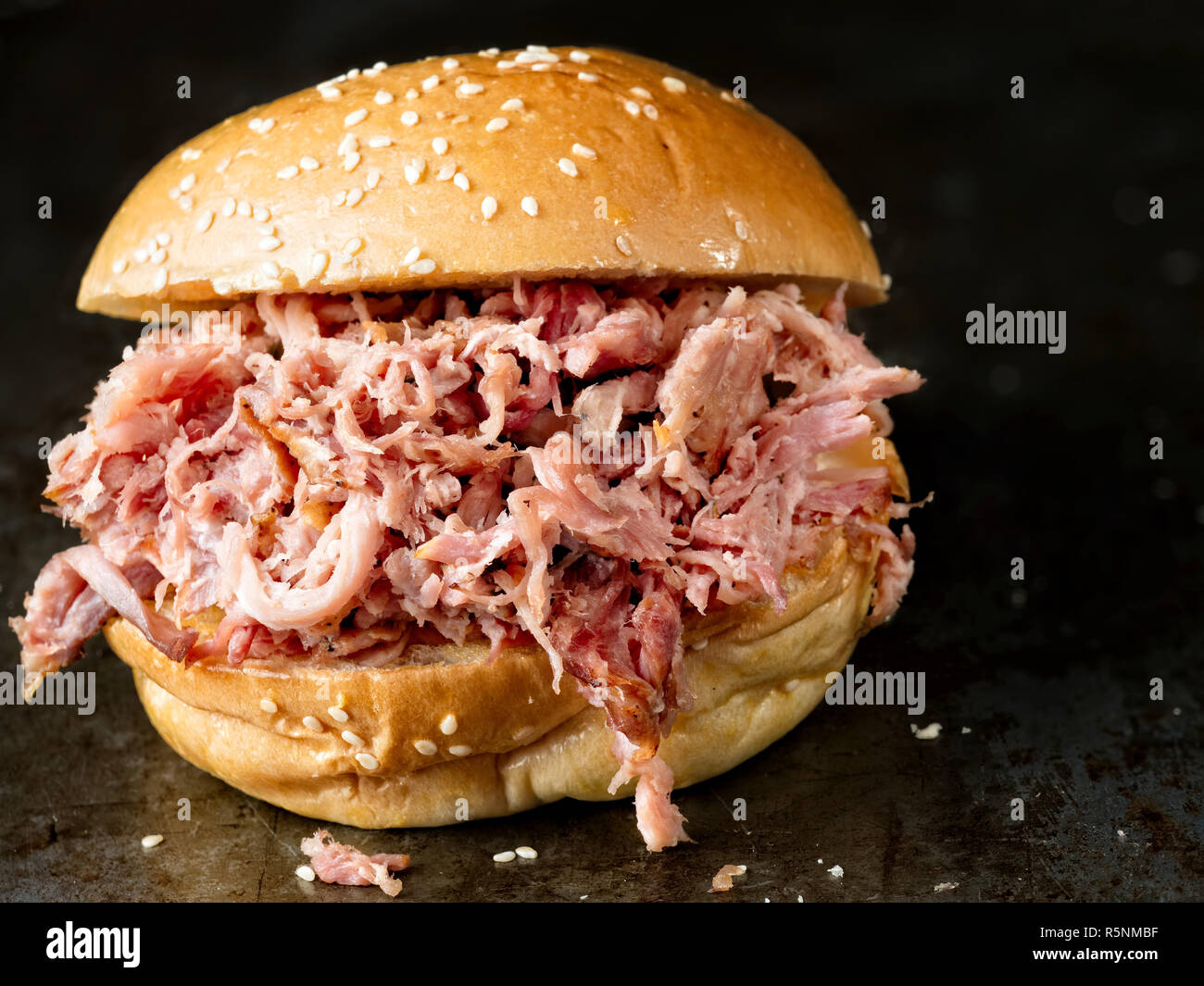 Rustikale amerikanische Grillspezialitäten sandwich Schweinefleisch gezogen Stockfoto