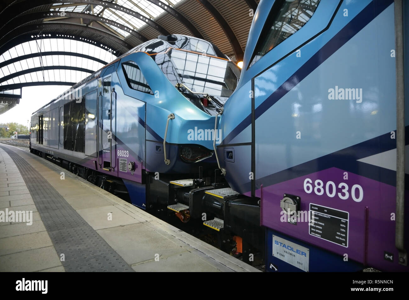 First Transpennine Klasse 68 Diesellokomotiven 68023 und 68030, die von Stadler Rail Valencia gemacht (vormals Vossloh), in York, Großbritannien. Stockfoto