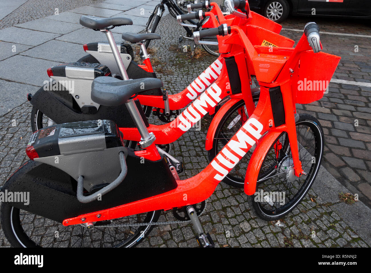 Springen elektrische Fahrräder auf der Straße in Berlin, Deutschland Stockfoto