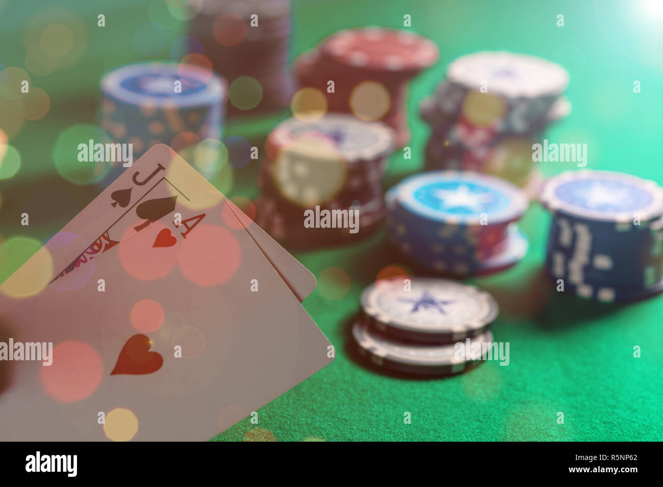 Casino, Glücksspiel Konzept. Blackjack und Poker chips auf grünem Filz bokeh Hintergrund Stockfoto